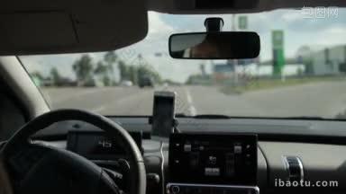 女司机转向加油站加油，从汽车内部的汽车视图